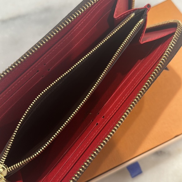 Louis Vuitton Wallet - Picture 4 of 5